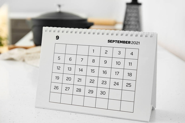 Capovolga il calendario di carta su tavolo in cucina - Foto, immagini