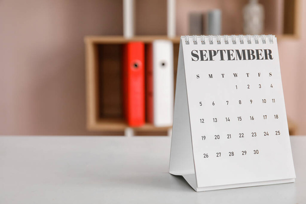 Capovolga il calendario di carta su tavolo in ufficio - Foto, immagini