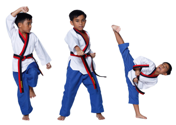 Black Red Belt TaeKwonDo Karate Kid sportovec mladý teenager show tradiční boj představuje vysoký kop ve sportovních uniformách šaty, studio osvětlení bílé pozadí izolované plnohodnotný profil - Fotografie, Obrázek