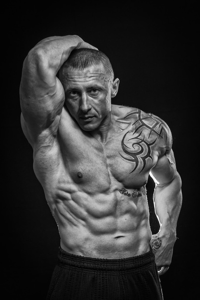 М'язова людина з татуюваннями
 - Фото, зображення