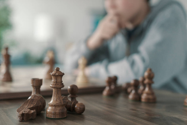 Chłopiec gra w szachy w domu, selektywne skupienie - Zdjęcie, obraz