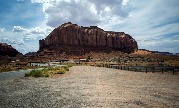 Nádherný výhled na údolí Oljato-Monument v Utahu za částečně zamračeného dne - Fotografie, Obrázek
