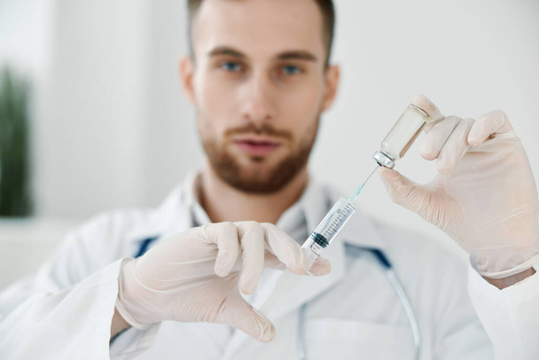 médico con jeringa en laboratorio vacuna inyectable líquida - Foto, Imagen