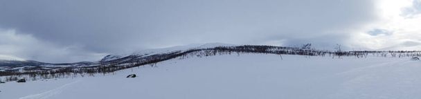 hermoso paisaje de invierno nevado salvaje del parque nacional Sarek en Irlanda sueca - Foto, imagen