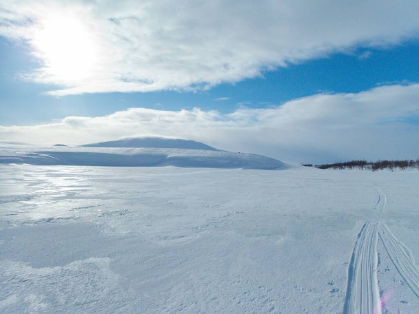 hermoso paisaje de invierno nevado salvaje del parque nacional Sarek en Irlanda sueca - Foto, imagen
