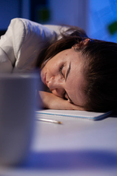 Femme d'affaires s'endormir tout en travaillant à la statistique économique - Photo, image