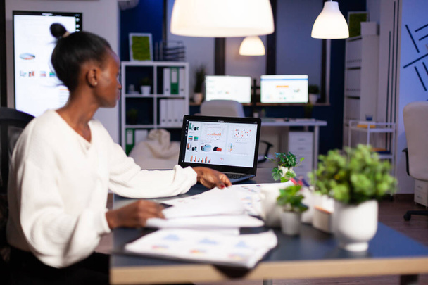 bookepper Africano analisando contabilidade anunal de negócios usando laptop - Foto, Imagem