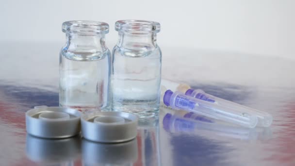 seringue et flacons avec un vaccin sur fond de drapeau anglais, vaccin contre le coronavirus, vaccin AstraZeneca - Séquence, vidéo