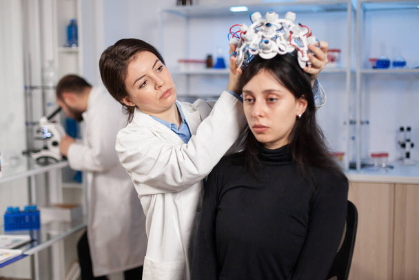 Neurologi moden klinikalla valmistelee potilaan kuulokkeet antureilla aivojen skannaukseen - Valokuva, kuva