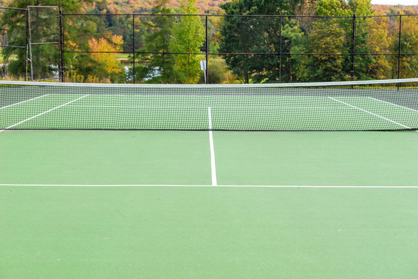 Άδειο γήπεδο τένις στο πάρκο την ηλιόλουστη μέρα - Φωτογραφία, εικόνα
