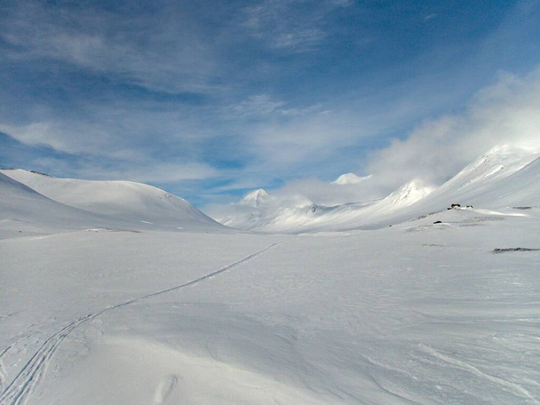 magnifique paysage hivernal enneigé sauvage du parc national de Sarek en lapplande suédoise - Photo, image