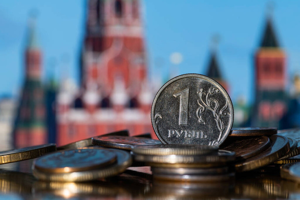 Egy orosz rubel címletű érme a moszkvai Kreml tornyainak hátterében - Fotó, kép