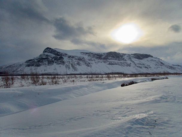 prachtig wild besneeuwd winterlandschap van Sarek nationaal park in Zweeds lappland - Foto, afbeelding
