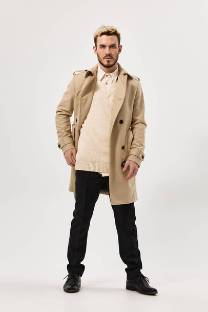 mężczyzna w beżowy płaszcz atrakcyjny wygląd studio nowoczesny styl światło tło - Zdjęcie, obraz