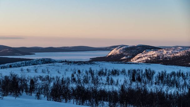 prachtig wild besneeuwd winterlandschap van Sarek nationaal park in Zweeds lappland - Foto, afbeelding