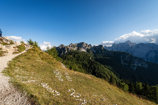 A Julian Alpok a Monte Santo di Lussari-ról a Cima del Cacciatore-ral (A vadász csúcsa) és a Jof di Montasio és Jof Fuart hegyvonulatával. Friuli Venezia Giulia, Olaszország, Európa. - Fotó, kép