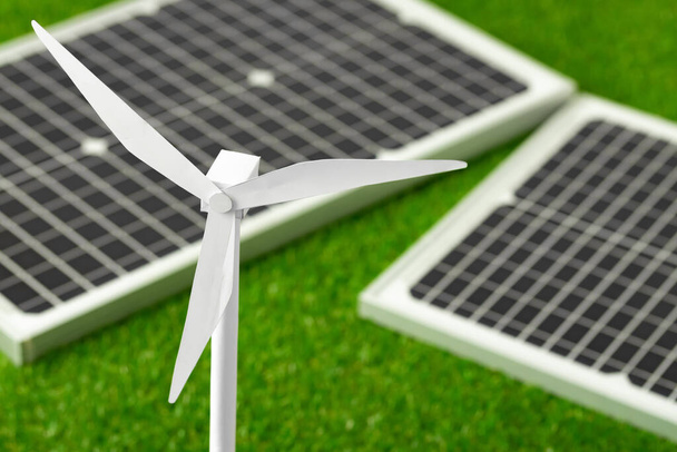 Models of windmill and solar panel, alternative energy sources - Foto, Bild