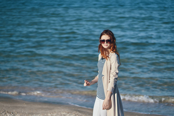 Μια γυναίκα που περπατάει στην παραλία. Υψηλής ποιότητας φωτογραφία - Φωτογραφία, εικόνα