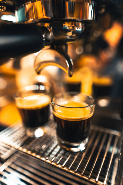 Espresso σε μια κούπα από έναν κατασκευαστή σπιτιού, Καφές σε ένα φλιτζάνι - Φωτογραφία, εικόνα