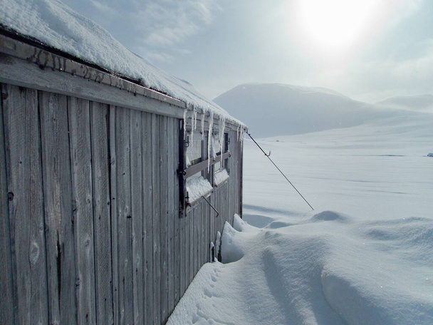 крошечное убежище в горном перевале национального парка Сарек в Швеции - Фото, изображение