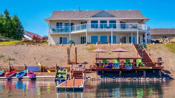 İki katlı güzel bir sahil evi, geniş pencereli, güverteli, parmaklıklı, rıhtımlı, rıhtımlı ve rıhtımlı. Yeşil Göl, İngiliz Kolombiyası, Kanada. - Fotoğraf, Görsel