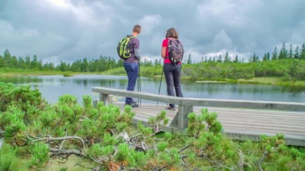 Beautiful landscape with couple admiring scenery during their trail break. Hiking practitioners - Footage, Video