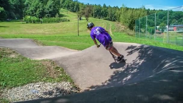 Young Boys Riding Outdoor Skate Park Path με σκούτερ και ποδήλατο, φορητός - Πλάνα, βίντεο