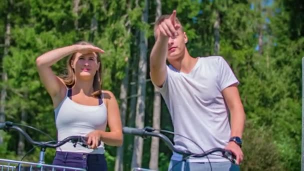 スロベニアのコットレの町でのアクティブなヨーロッパの若い大人のサイクリング、中程度のショット - 映像、動画