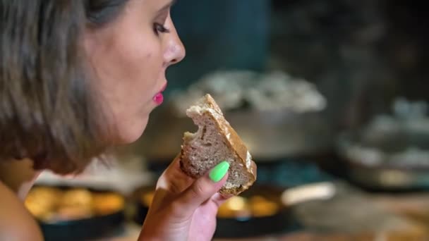 close-up uitzicht op jonge vrouwen genieten van een vers gebakken brood plak. - Video