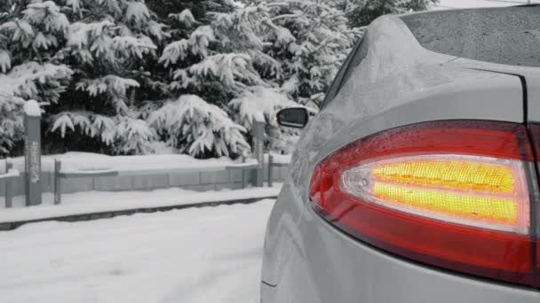 Auto komt vast te zitten in de sneeuw - Video