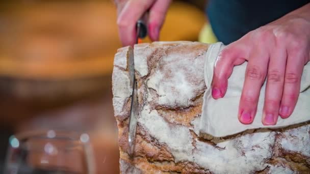 Serveerster snijden zelfgemaakt brood op tafel voor het diner Gasten. Slow Motion, Close-up, Volgend schot - Video