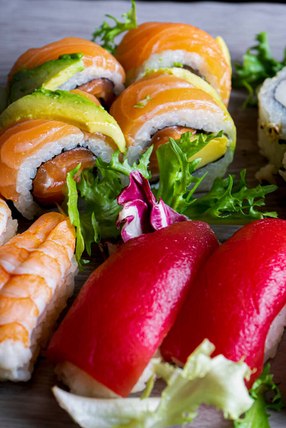 Sushi, tradycyjna japońska kuchnia. Zbliżenie różnych pyszne sushi na dekorowanej płytki.Vertical Image - Zdjęcie, obraz