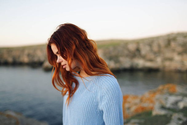vörös hajú nő pulóverben a szabadban. Kiváló minőségű fénykép - Fotó, kép