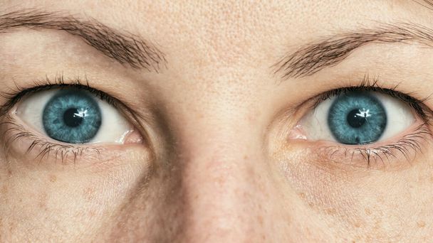 Женские глаза с голубыми зрачками. Крупный план. - Фото, изображение
