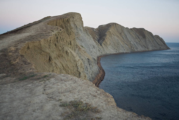 meri vuoret luonto raikas ilma taivas kiviä matkailu - Valokuva, kuva