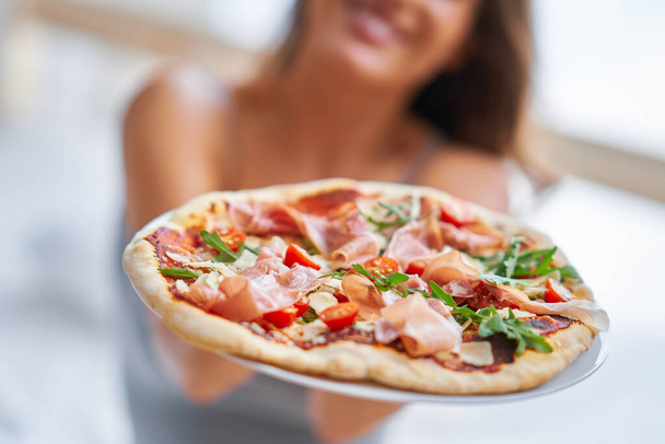Krásná dospělá žena jíst pizzu doma - Fotografie, Obrázek