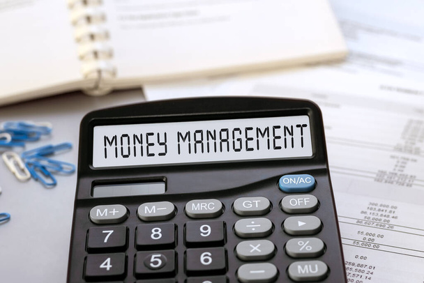 Calculadora con las palabras Gestión del dinero en la pantalla. Concepto de dinero, finanzas y negocios - Foto, imagen