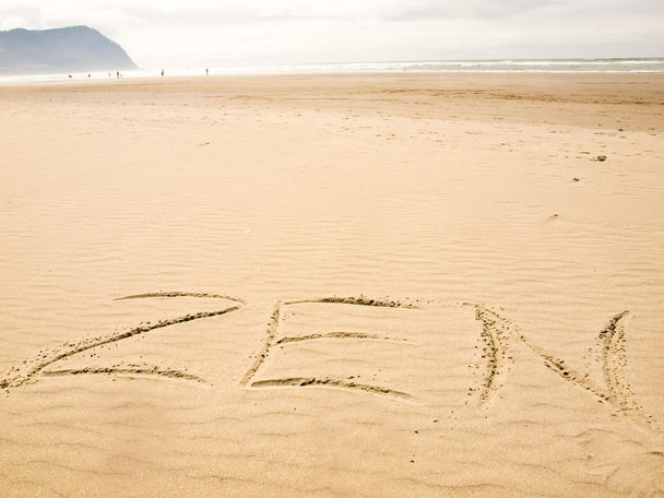 Zen in den Sand geschrieben an einem sonnigen Tag - Foto, Bild