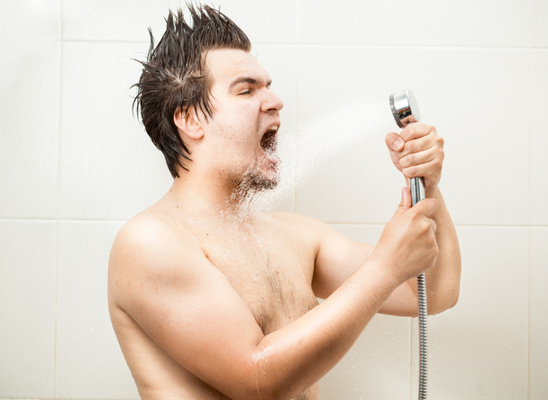 Lustiger Mann singt unter der Dusche - Foto, Bild