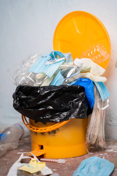 Filed or over flued single use Residuos médicos en cubo de basura o papelera en el hospital durante la pandemia de coronavirus o covid-19. - Foto, imagen