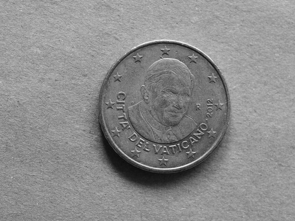 50 centů peněz (EUR), měna Evropské unie, pamětní mince zobrazující papeže Benedikta XVI v černé a bílé - Fotografie, Obrázek