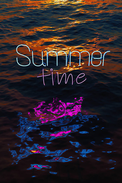 νέον αντανακλάται στη θάλασσα με τις λέξεις SUMER TIME με ηλιοβασίλεμα. 3d απόδοση - Φωτογραφία, εικόνα