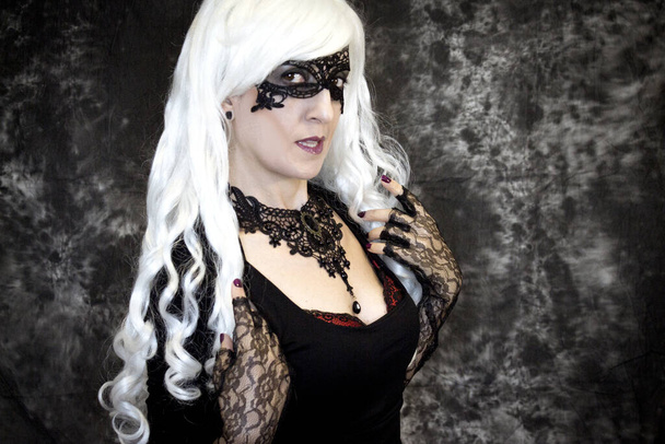 Donna travestita in stile gotico per la festa di Halloween con maschera - Foto, immagini