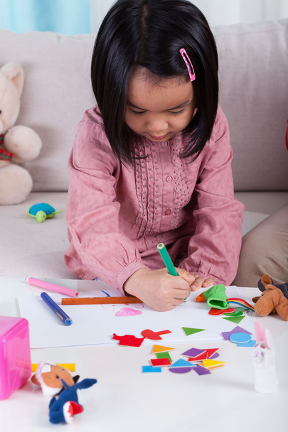 Little kid painting a picture - Φωτογραφία, εικόνα