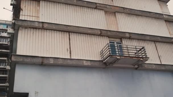 An old, rusty building. Camera tilts in different directions, rocking building - Footage, Video