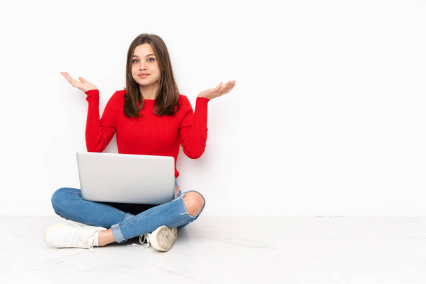 Tenaager Mädchen arbeitet mit PC isoliert auf weißem Hintergrund viel lächeln - Foto, Bild