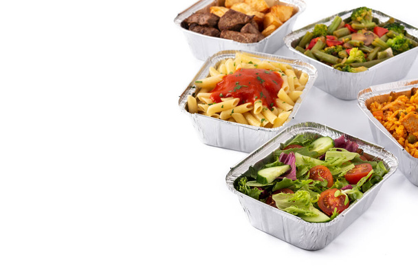 Tolga il cibo sano in scatole di lamina di metallo isolate su sfondo bianco. Copia spazio - Foto, immagini