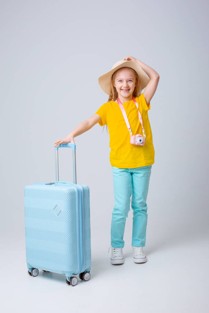 mała dziewczynka podróżnik z walizką na białym tle - Zdjęcie, obraz