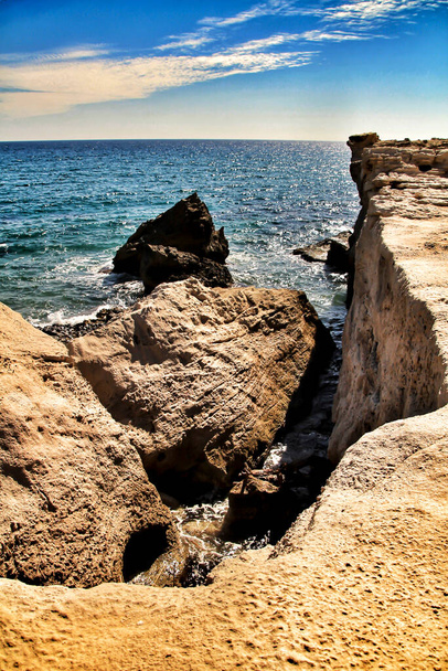 Acantilado de dunas fosilizadas en la playa de Los Escullos en Cabo de Gata, Almería, España - Foto, imagen