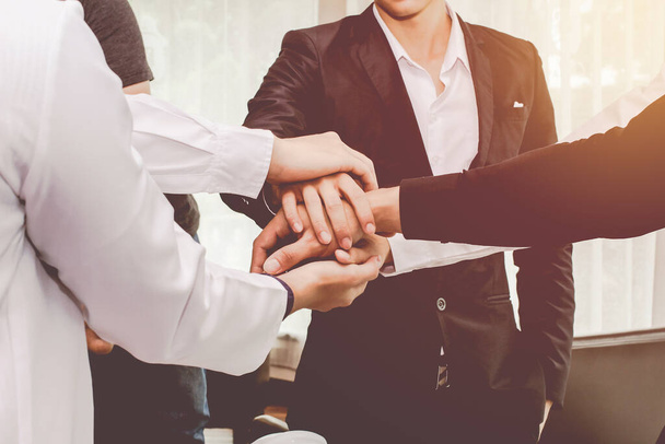 Groep aziatische zakenman samen creëren van een wederzijds voordelige zakelijke relatie. Teamwork - Foto, afbeelding